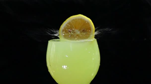 Limón Salpicando Cámara Lenta — Vídeo de stock