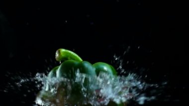 Dolmalık biber sıçramasına ağır çekim