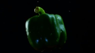 Dolmalık biber sıçramasına ağır çekim