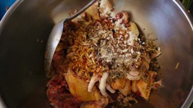 Kızarmış tavuk fesleğen ağır çekim 