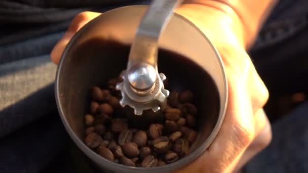 研磨咖啡慢动作 — 图库视频影像