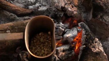 El ile kavrulmuş kahve ağır çekim