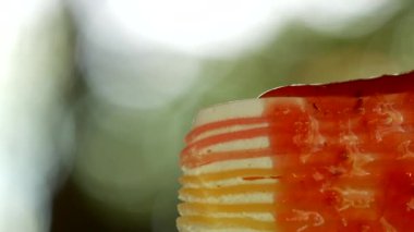 Dökülen sosu el ve pasta kesme kaşık kullan 