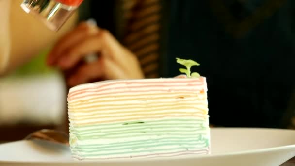 手浇酱 用勺子切蛋糕 — 图库视频影像