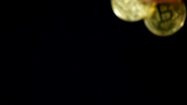 Bitcoin para ağır çekim tutan el 