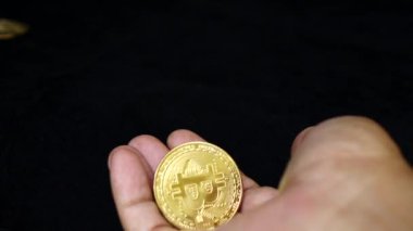 Bitcoin para ağır çekim tutan el 