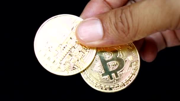 Handen Håller Bitcoin Mynt Slowmotion — Stockvideo