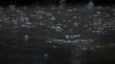 Düşen ağır çekimde yağmur yağıyor.