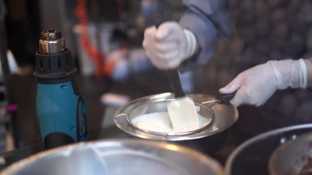 Trabajador Haciendo Chocolate Fábrica — Vídeos de Stock