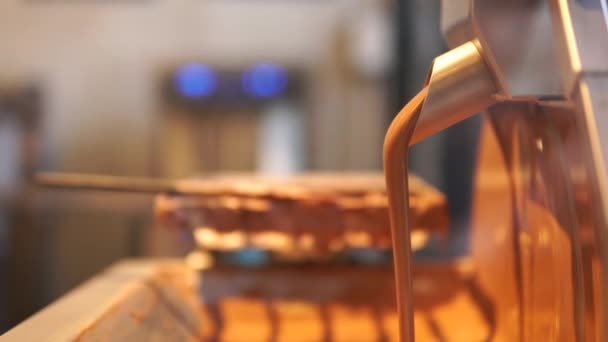 Çikolata Çikolata Fabrikasında Akıyor — Stok video