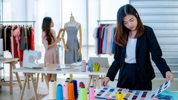 Два Молодых Дизайнера Открывают Швейный Бизнес — стоковое фото