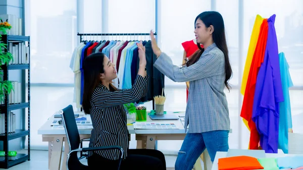 Dos Jóvenes Diseñadores Exitosos Negocio Prendas Vestir — Foto de Stock