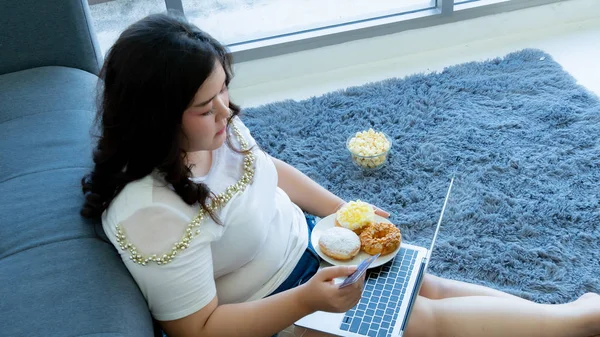 Şişman Kadın Donut Yiyor Internetten Alışveriş Yapıyor — Stok fotoğraf