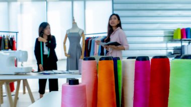 Kumaş endüstrisinde çalışan iki Asya 'lı genç tasarımcı