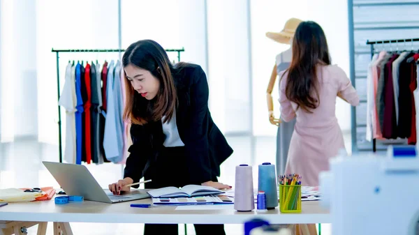 Dos Jóvenes Diseñadores Asia Trabajando Industria Confección — Foto de Stock