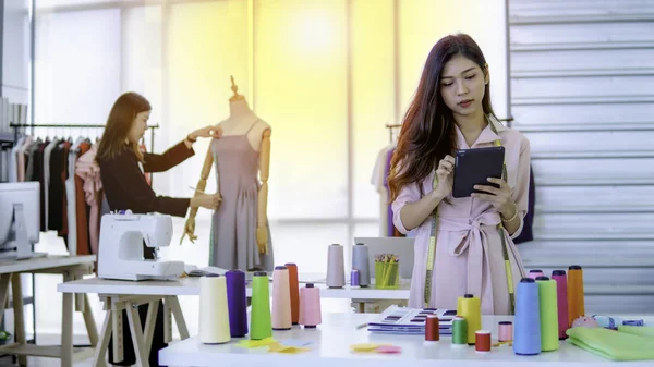 Два Азиатских Молодых Дизайнера Работающих Швейной Промышленности — стоковое фото