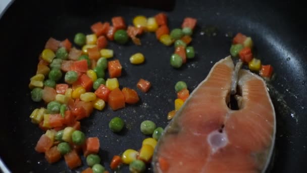 鮭ステーキの調理の動きが遅い — ストック動画