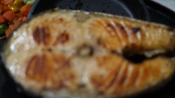 鮭ステーキの調理の動きが遅い — ストック動画