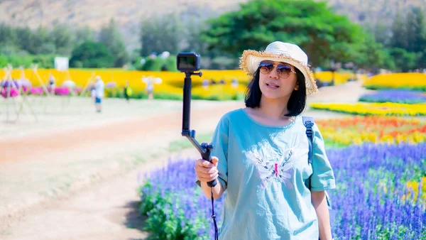 Çiçek Bahçesinde Blog Yazan Güzel Asyalı Kadınlar — Stok fotoğraf