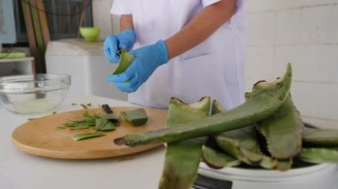 Kapat elini aloe vera yaprağı soyarken