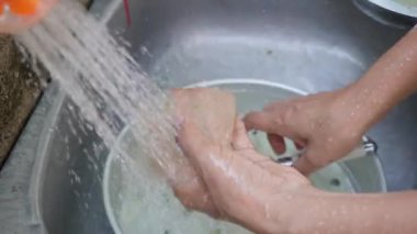 El yıkama aloe vera yavaş çekim