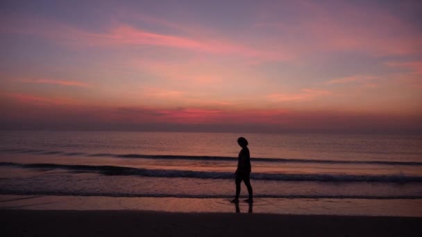 Silhouette Donne Che Rilassano Sulla Spiaggia All Alba — Video Stock