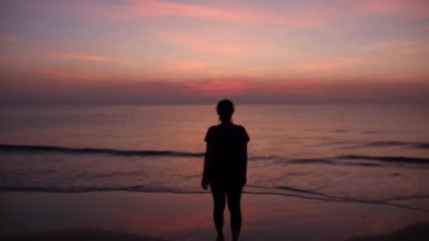Silhouette Von Frauen Die Sich Bei Sonnenaufgang Strand Entspannen — Stockvideo