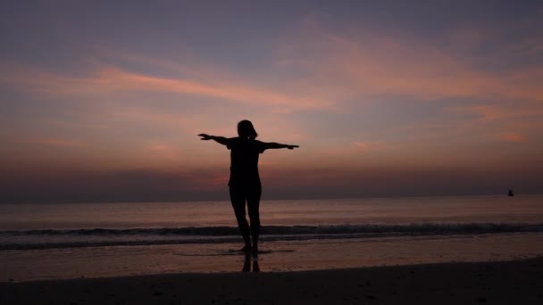 Silueta Žen Relaxujících Pláži Při Východu Slunce — Stock video