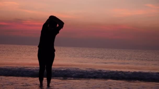 Silhouette Von Frauen Die Sich Bei Sonnenaufgang Strand Entspannen — Stockvideo