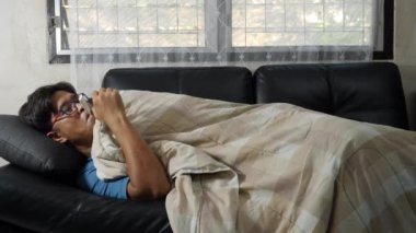 Asyalı adam covid-19 'dan hasta.