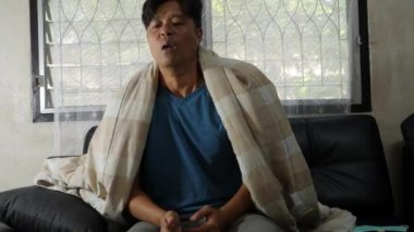 Asyalı adam covid-19 'dan hasta.