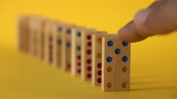 Zpomalení Pohybu Domino Pádu Žlutém Pozadí — Stock video