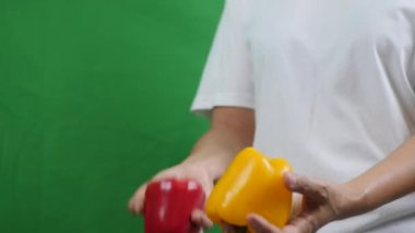 Asya 'lı kadınların elinde sebze tutması ağır çekim 