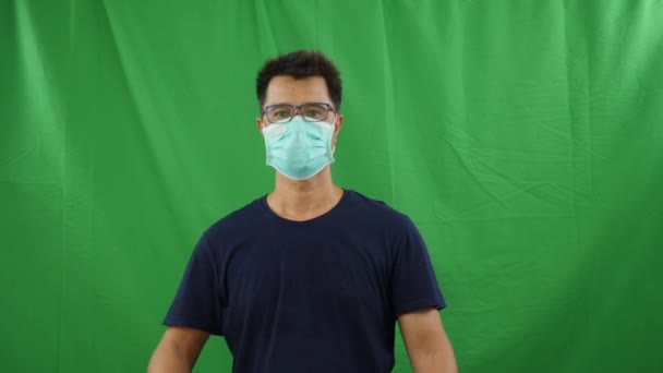 在绿色屏幕上戴口罩保护眼镜的亚洲男人 — 图库视频影像