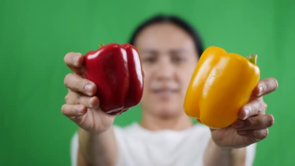 Zeitlupe Asiatischer Frauen Die Gemüse Der Hand Halten — Stockvideo