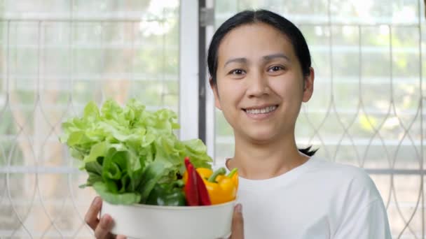 Långsamma Rörelser Hos Asiatiska Kvinnor Som Innehar Grönsaker — Stockvideo
