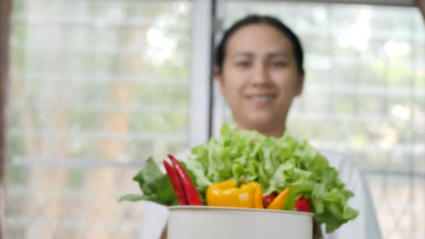 Movimento Lento Mulheres Ásia Segurando Vegetais — Vídeo de Stock