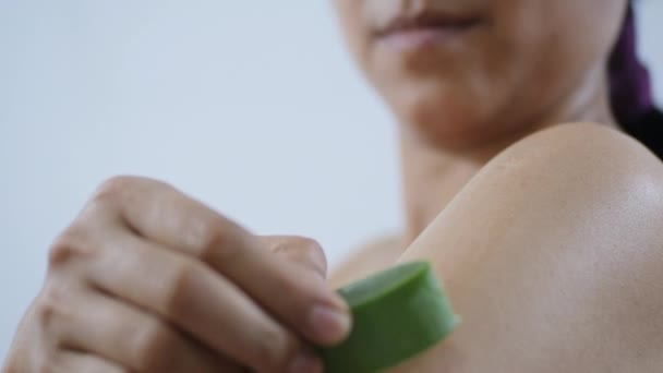 Movimiento Lento Las Mujeres Que Usan Aloe Vera Tratamiento Piel — Vídeo de stock