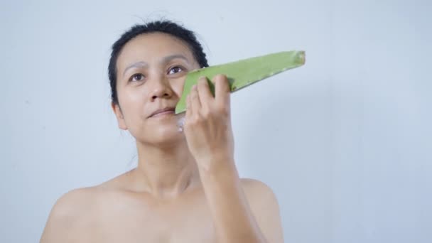 Women Using Aloe Vera Threatment Skin Spa — Stock Video