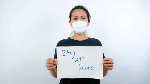 Mujeres Asia Sosteniendo Stay Home Label — Foto de Stock