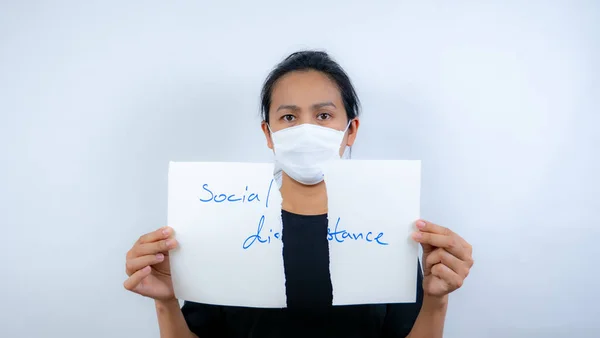 Wanita Memegang Label Jarak Sosial Untuk Stop Covid — Stok Foto