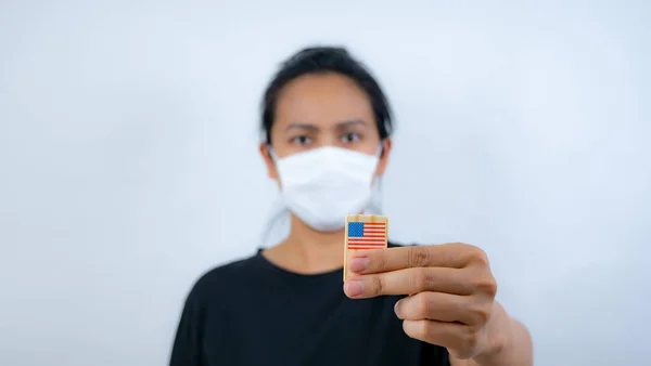 Wanita Memegang Bendera Amerika Dalam Covid Menyebar — Stok Foto