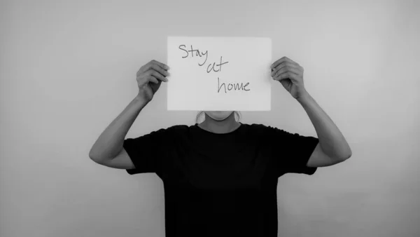 Frauen Mit Etikett Bleiben Sie Hause Für Stop Covid Stockbild