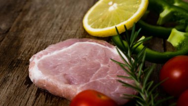 Şef tavukta domuz eti pişiriyor.