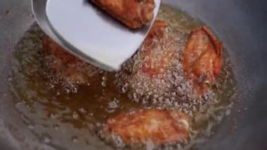 Tavada kızarmış tavuk.