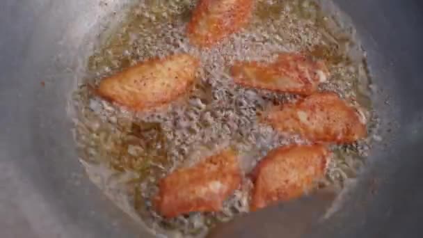 Chef Frito Pollo Una Sartén — Vídeo de stock