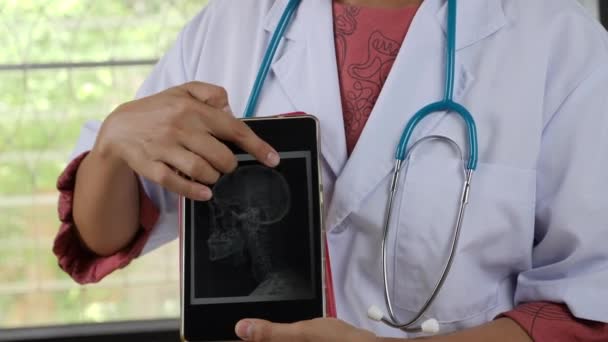 Dokter Legde Resultaten Van Hersenscan Uit Aan Patiënt — Stockvideo