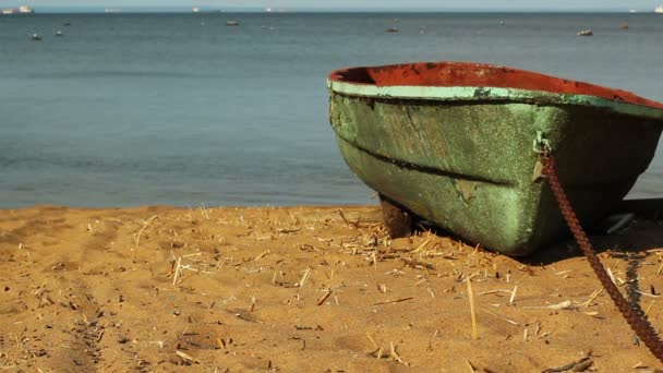 Цепная изумрудная лодка на песчаном пляже. статический водный пейзаж — стоковое видео