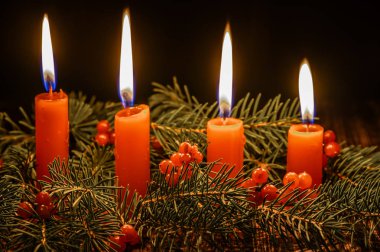 Siyah arka planda Noel mumu