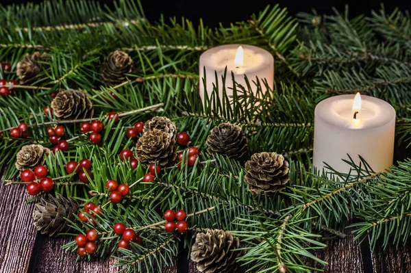 木制桌子上装饰过的圣诞树枝 — 图库照片